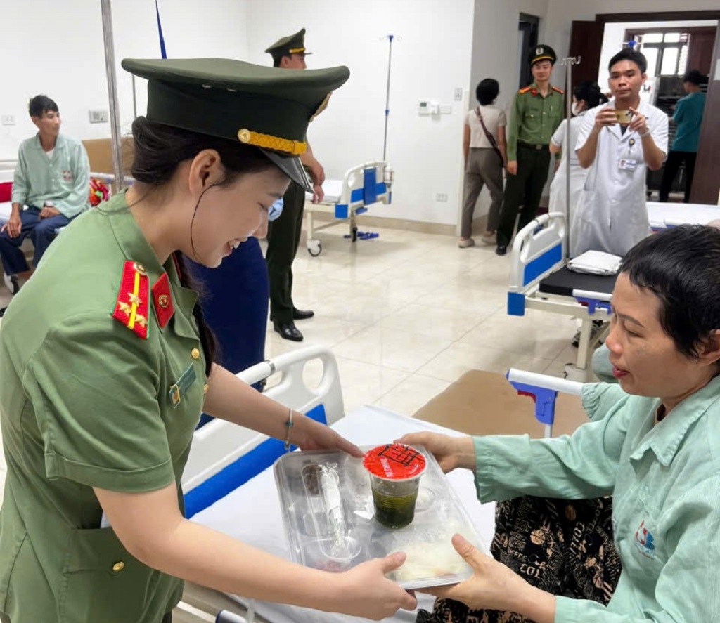 Đoàn viên, thanh niên Cụm thi đua số 1 trao cháo tận tay bệnh nhân tại phòng bệnh