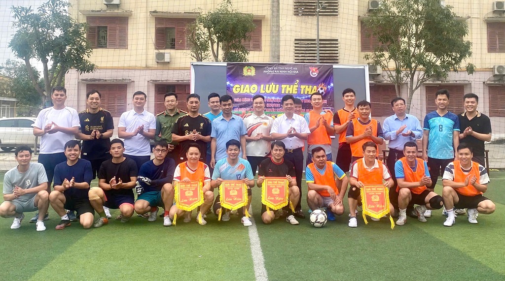 Đội bóng chụp ảnh lưu niệm