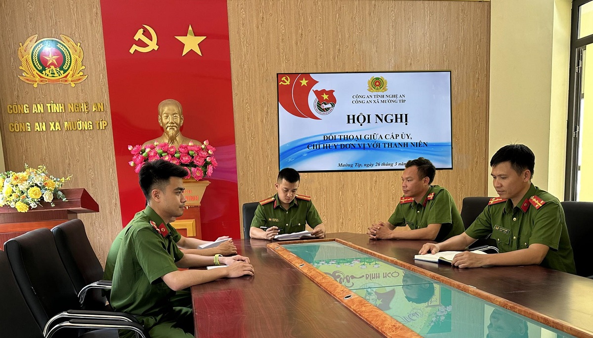 Đối thoại giữa cấp ủy, chỉ huy Công an xã với đoàn viên, thanh niên