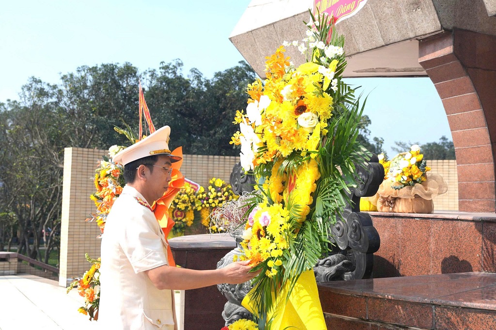 Lực lượng Tài chính Công an Nghệ An dâng hoa, dâng hương tưởng niệm Anh hùng liệt sĩ tại Nghĩa trang Liệt sỹ thành phố Vinh