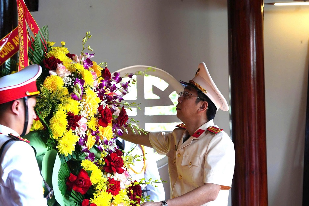 Lực lượng Tài chính Công an Nghệ An dâng hoa, dâng hương tưởng niệm đồng chí Trần Quốc Hoàn