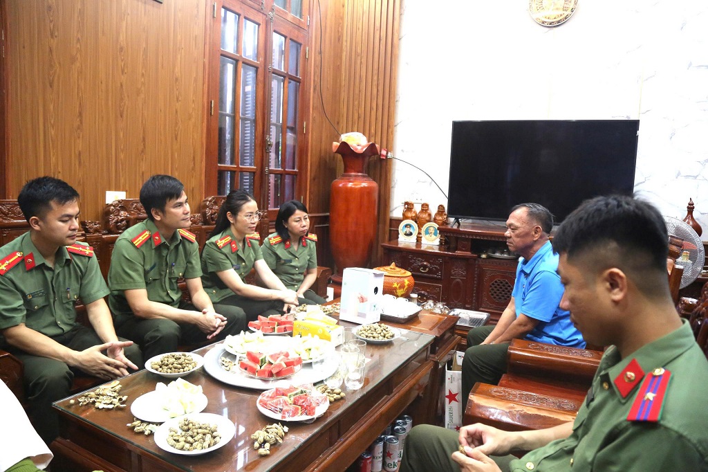 Lãnh đạo Phòng Hậu cần và chỉ huy, cán bộ, chiến sĩ Đội Tài chính – Phòng Hậu cần thăm hỏi, trao quà tặng thế hệ lão thành làm công tác tài chính Công an Nghệ An qua các thời kỳ