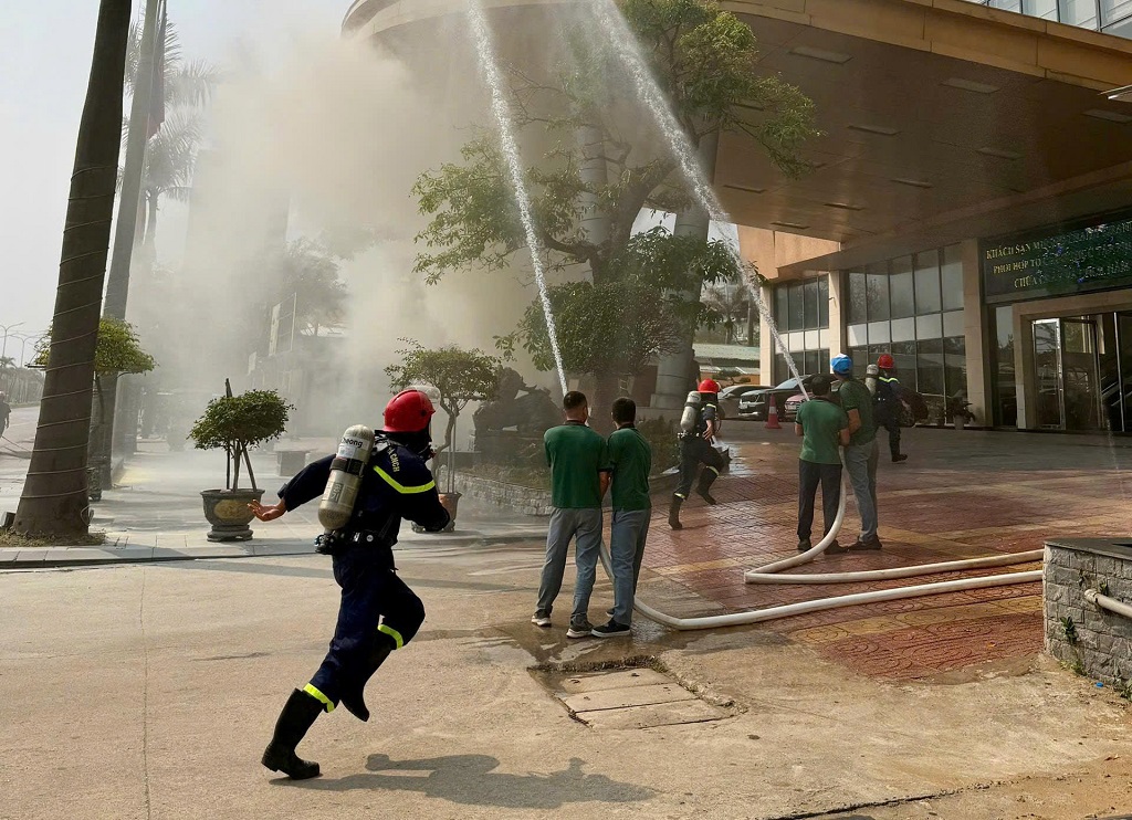 Lực lượng tham gia thực tập xử lý tình huống giả định tại Khách sạn Mường Thanh Cửa Lò