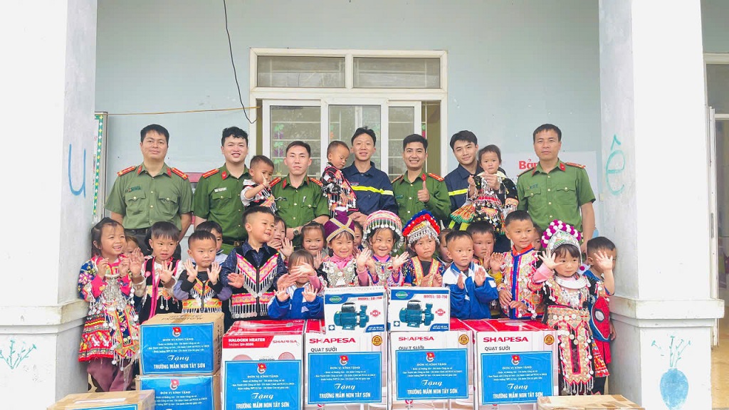 Đoàn viên, thanh niên trao quà tặng học sinh điểm trường khó khăn