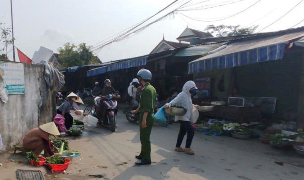 Công an xã Đại Đồng giải tỏa hành lang an toàn giao thông