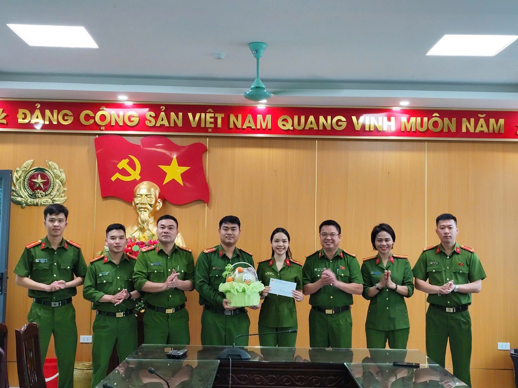 Chỉ huy Công an xã tặng quà động viên, khích lệ tinh thần đoàn viên, thanh niên