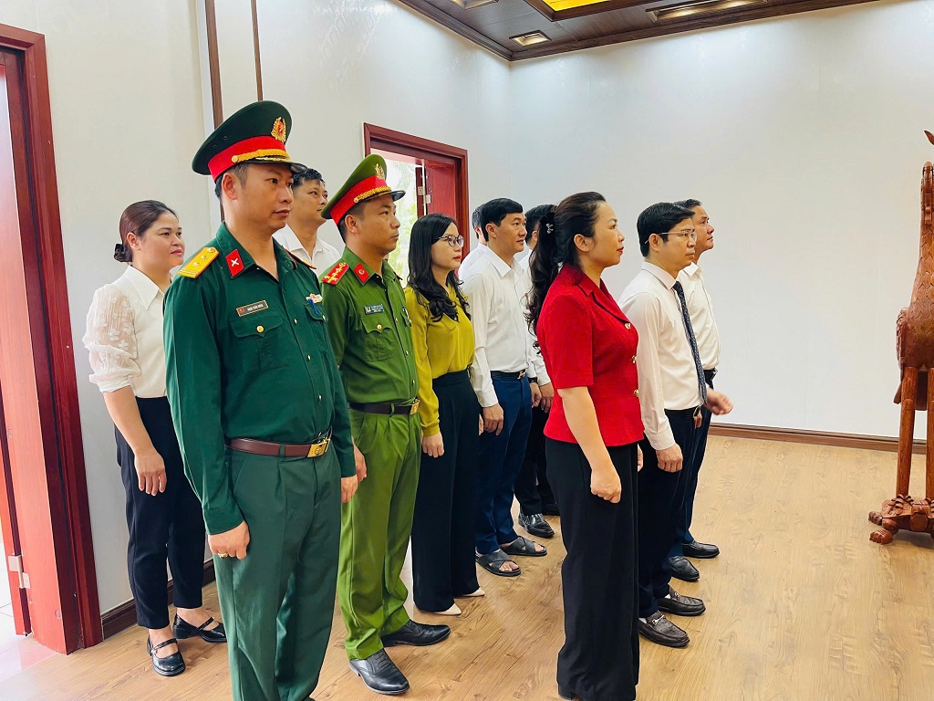 Đoàn đại biểu dâng hoa, dâng hương tri ân Anh hùng liệt sĩ