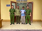Công an xã Văn Kiều hỗ trợ người dân về với gia đình