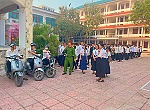 Công an phường Cửa Lò hướng dẫn kỹ năng lái xe an toàn cho học sinh