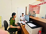 Tuổi trẻ Công an xã Đại Huệ làm xuyên ngày nghỉ cấp tài khoản định danh điện tử cho người dân