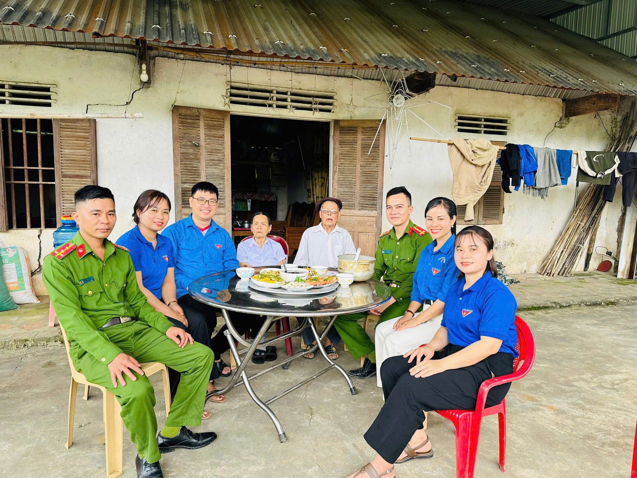 Tổ chức bữa cơm nghĩa tình