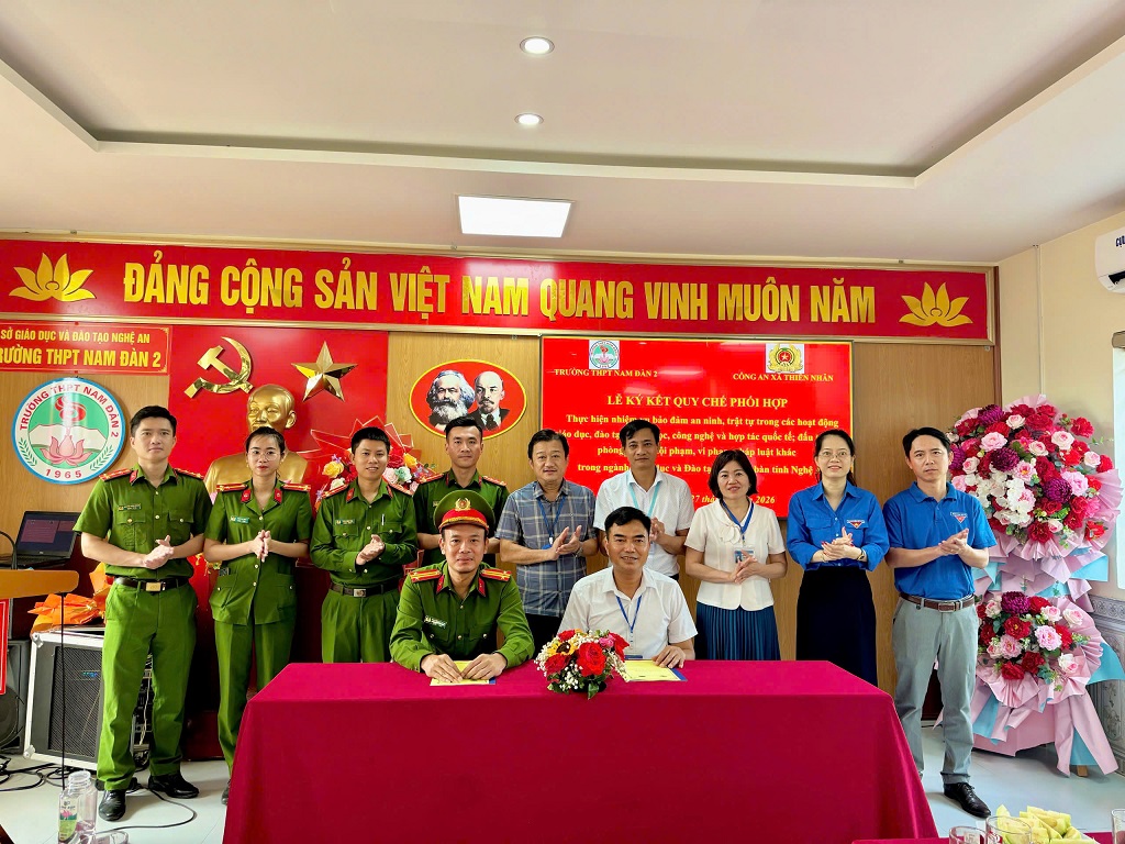 Công an xã Thiên Nhẫn ký quy chế phối hợp với Trường THPT Nam Đàn II