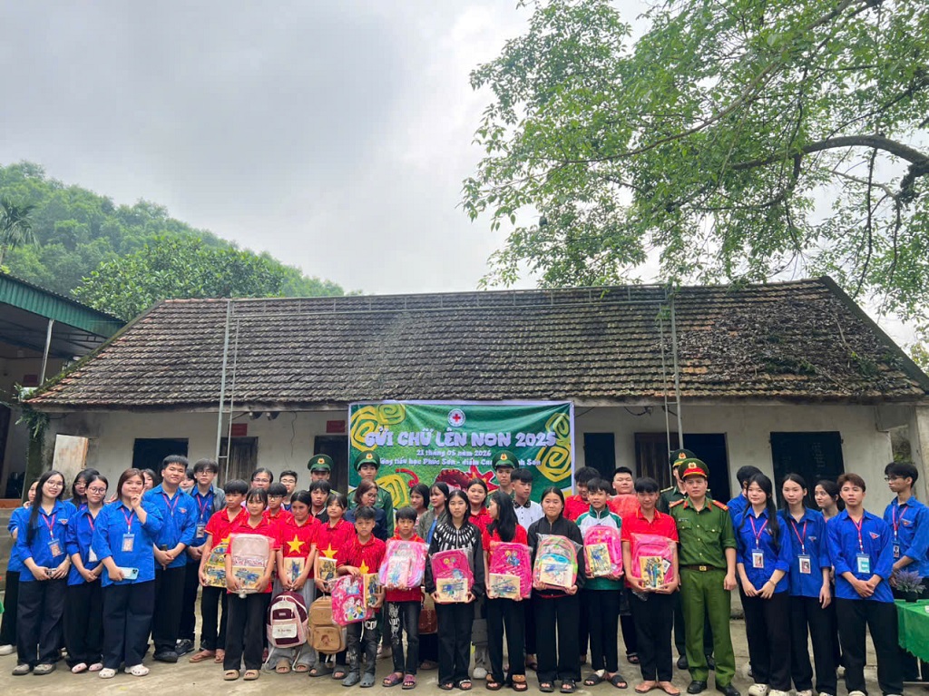 Trao 100 suất quà tặng học sinh cơ sở 2 bản Vều