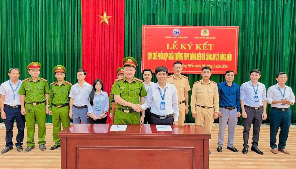 Ký quy chế phối hợp giữa Công an xã Đông Hiếu với trường học