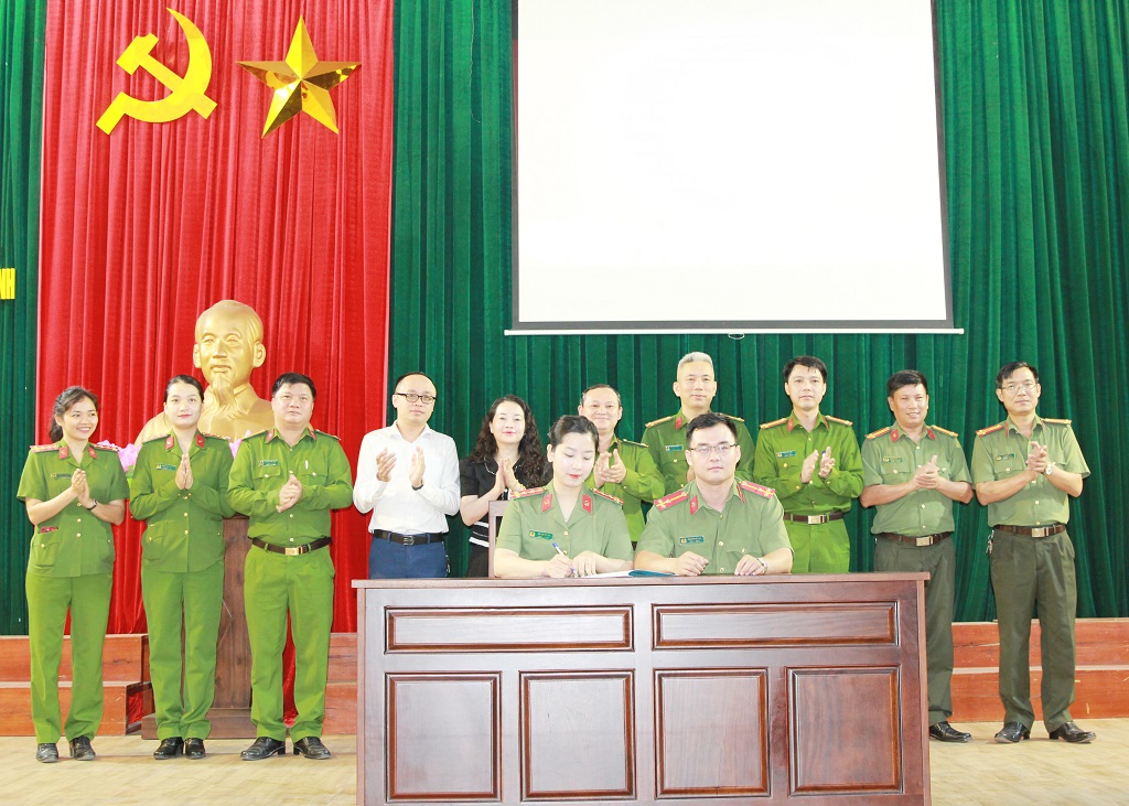 Công an phường Thành Vinh ra mắt mô hình dân vận khéo tuyên truyền ứng dụng VNeID