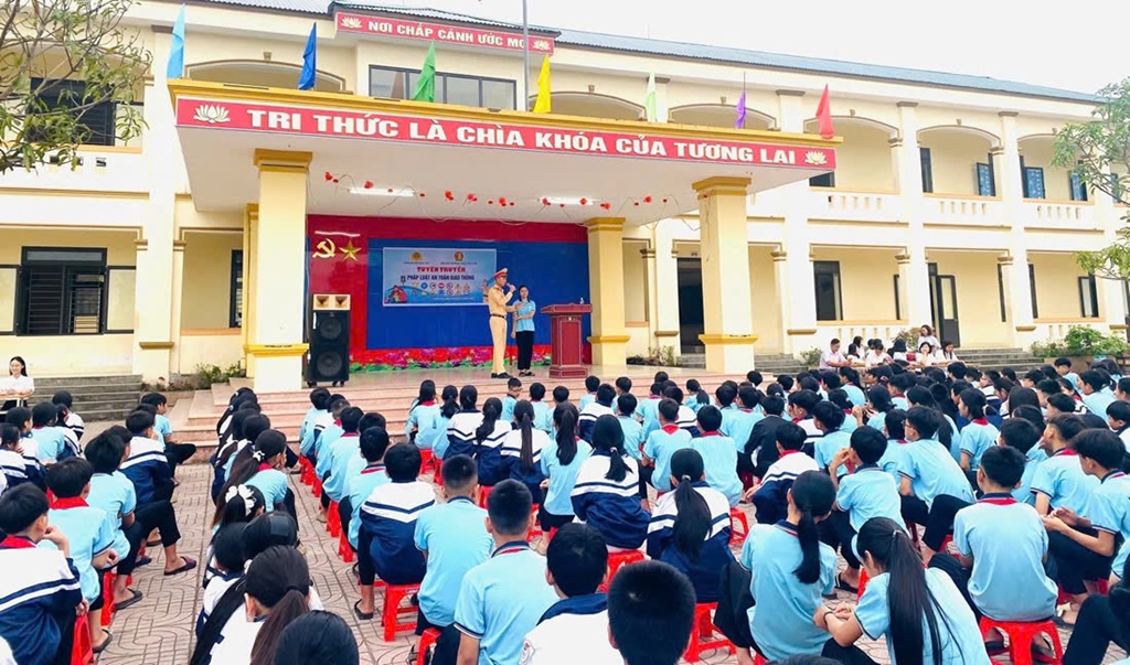 Công an xã Phúc Lộc tuyên truyền pháp luật về an toàn giao thông tại trường học
