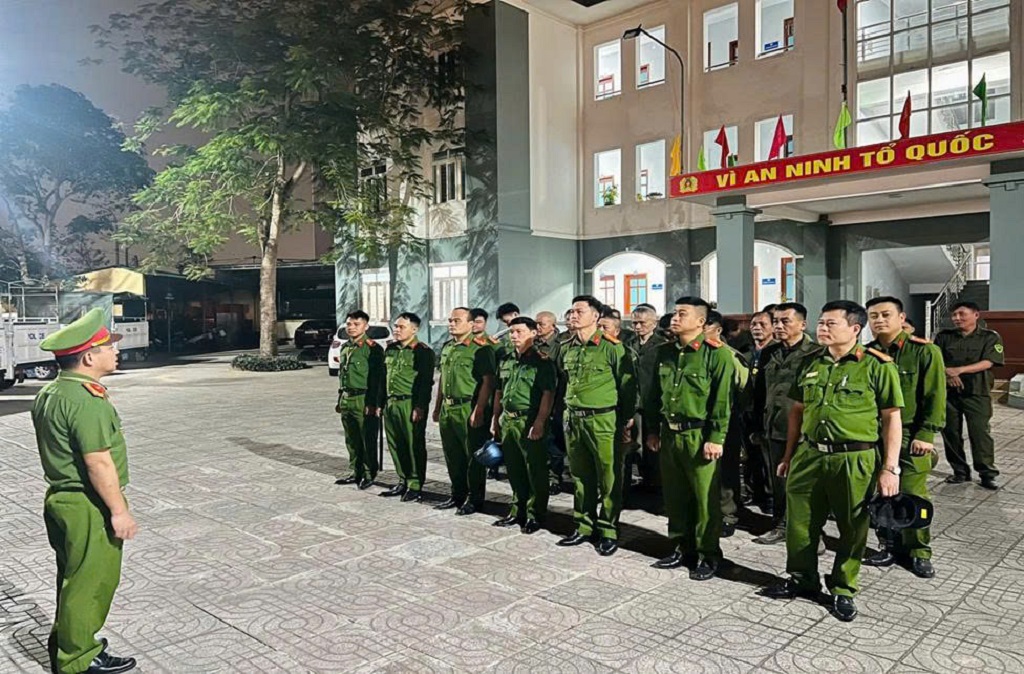 Công an phường Vinh Phú tuần tra vũ trang, quyết liệt phòng ngừa thanh thiếu niên vi phạm pháp luật