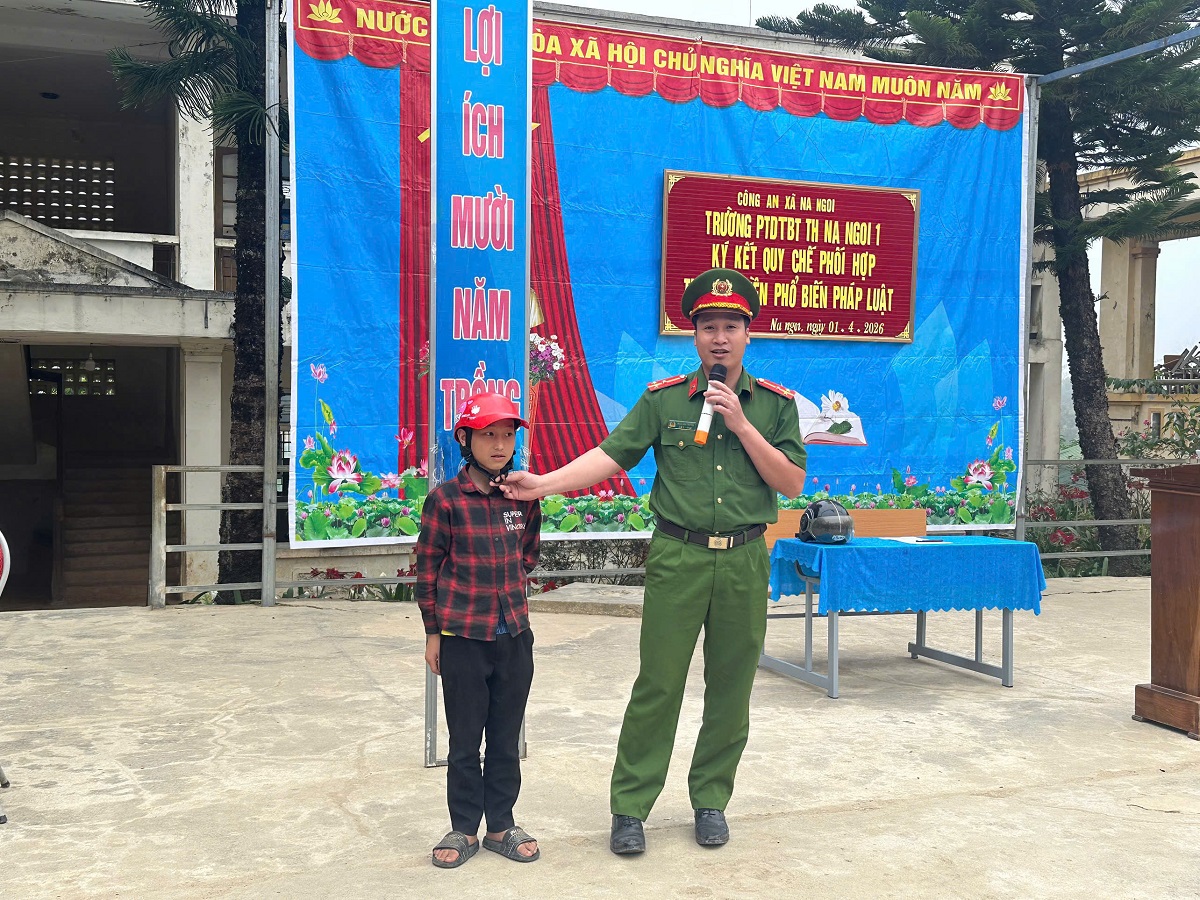 Công an xã Na Ngoi phối hợp tổ chức ký kết tuyên truyền, phổ biến pháp luật tại trường học