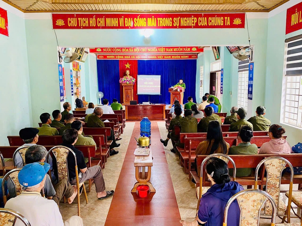 Công an phường Thái Hòa tuyên truyền pháp luật về an toàn giao thông đường bộ cho người dân