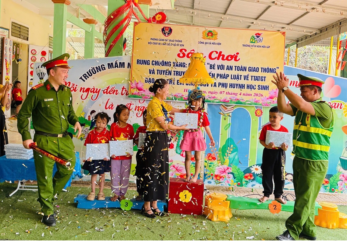 Công an xã Hữu Kiệm tổ chức sân chơi 