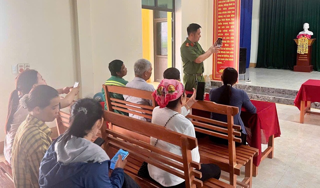 Công an xã Tiên Đồng tuyên truyền, hướng dẫn người dân sử dụng ứng dụng VNeID
