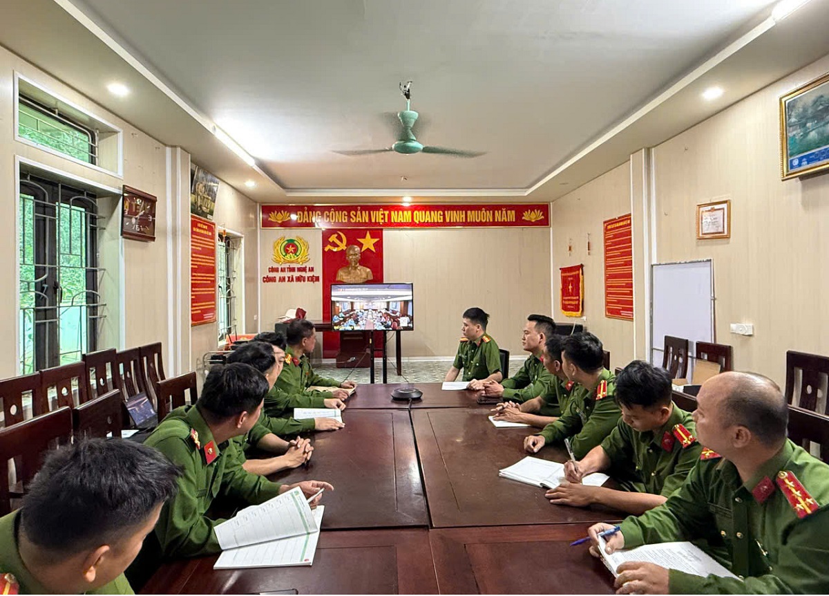 Công an xã Hữu Kiệm tổ chức cho đảng viên, cán bộ, chiến sĩ theo dõi truyền hình trực tiếp Hội nghị toàn quốc