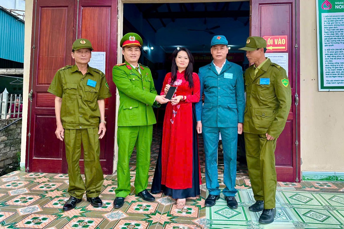 Kịp thời hỗ trợ trao trả điện thoại cho người dân đánh rơi