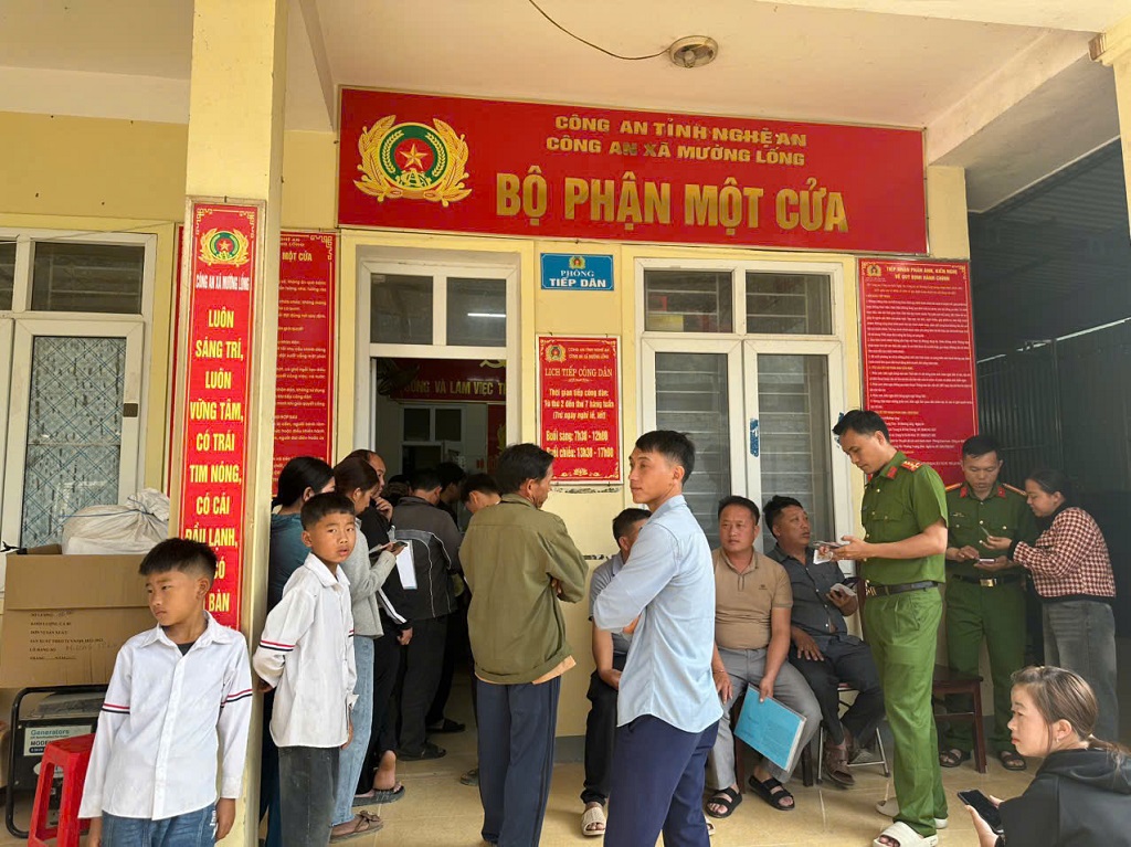 Công an xã Mường Lống tận tình hướng dẫn thủ tục hành chính cho Nhân dân