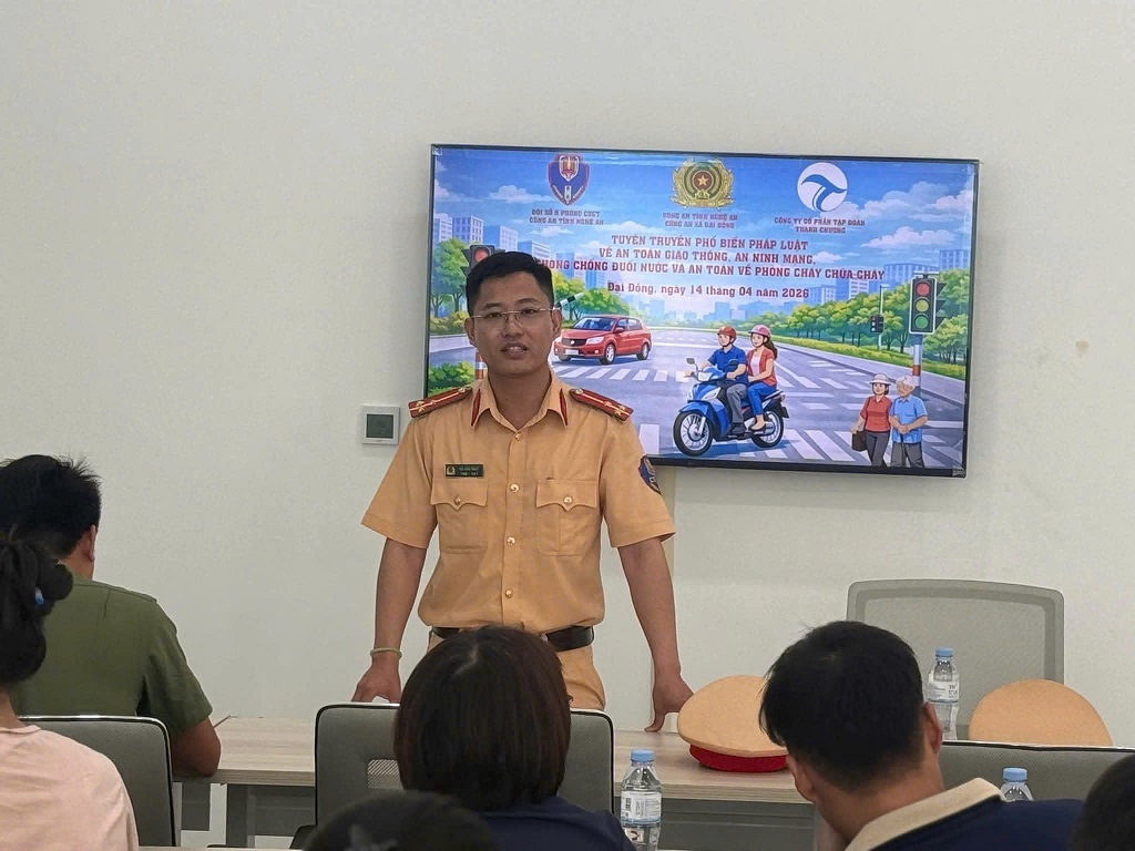 Công an xã Đại Đồng phối hợp tuyên truyền pháp luật tại Công may May Thanh Chương