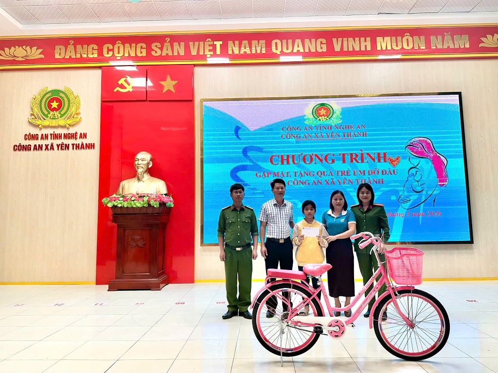 Ấm áp chương trình gặp mặt, trao quà tặng 