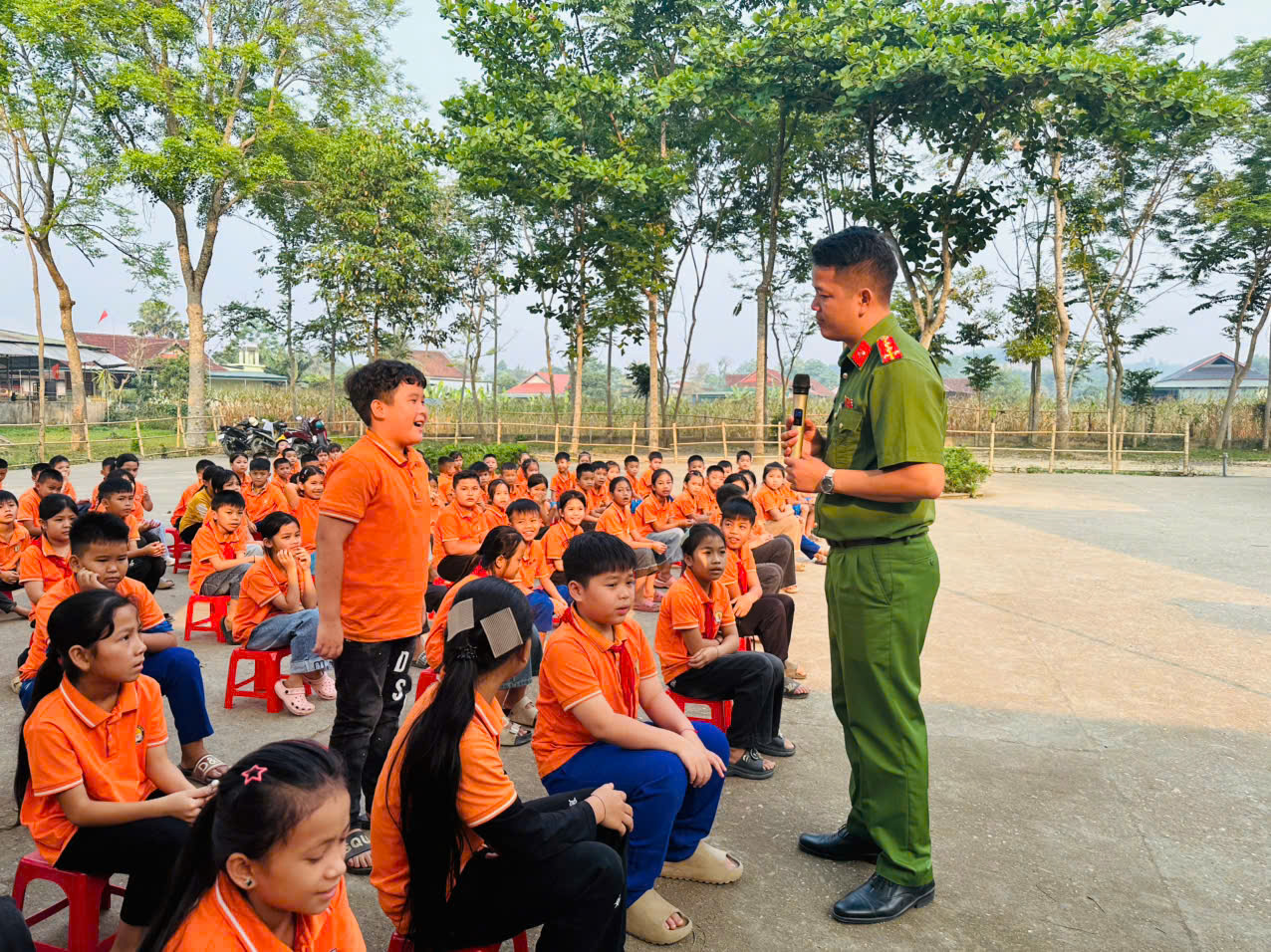 Công an xã Con Cuông tuyên truyền, phổ biến pháp luật cho học sinh