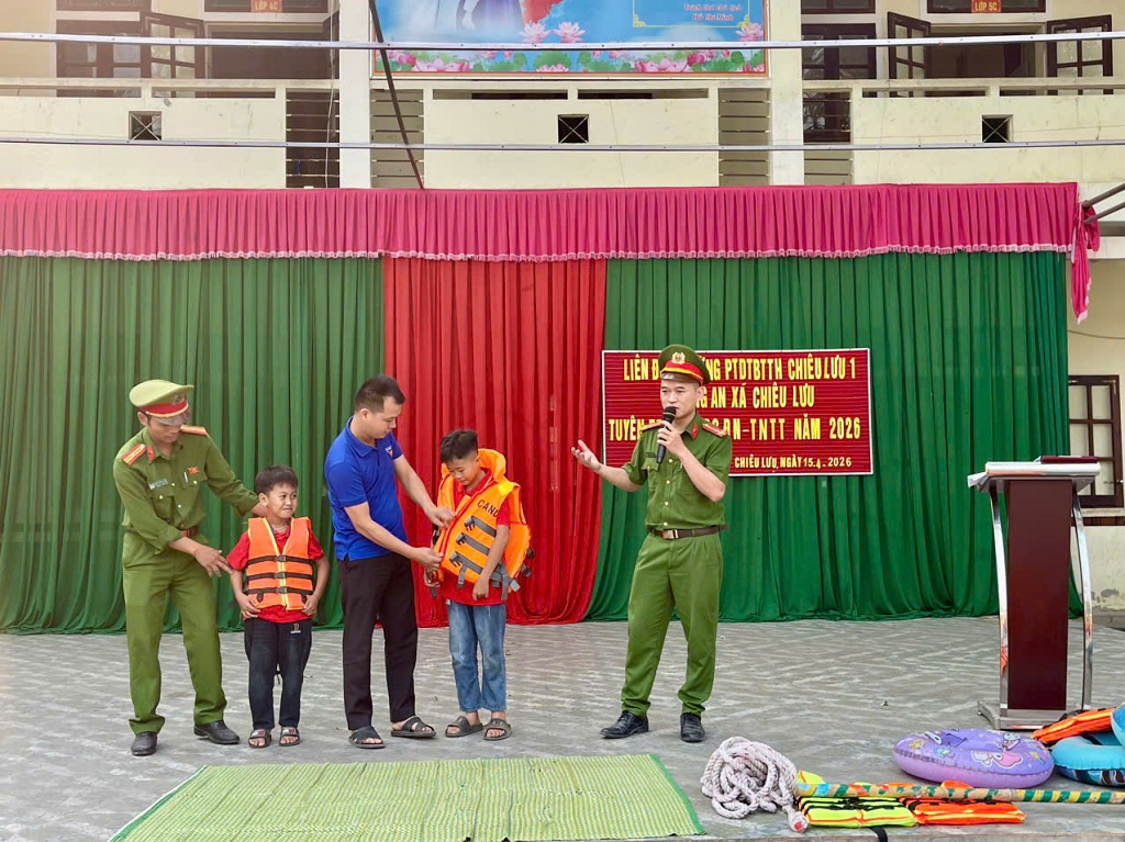 Công an xã Chiêu Lưu tuyên truyền phòng chống đuối nước, tai nạn thương tích