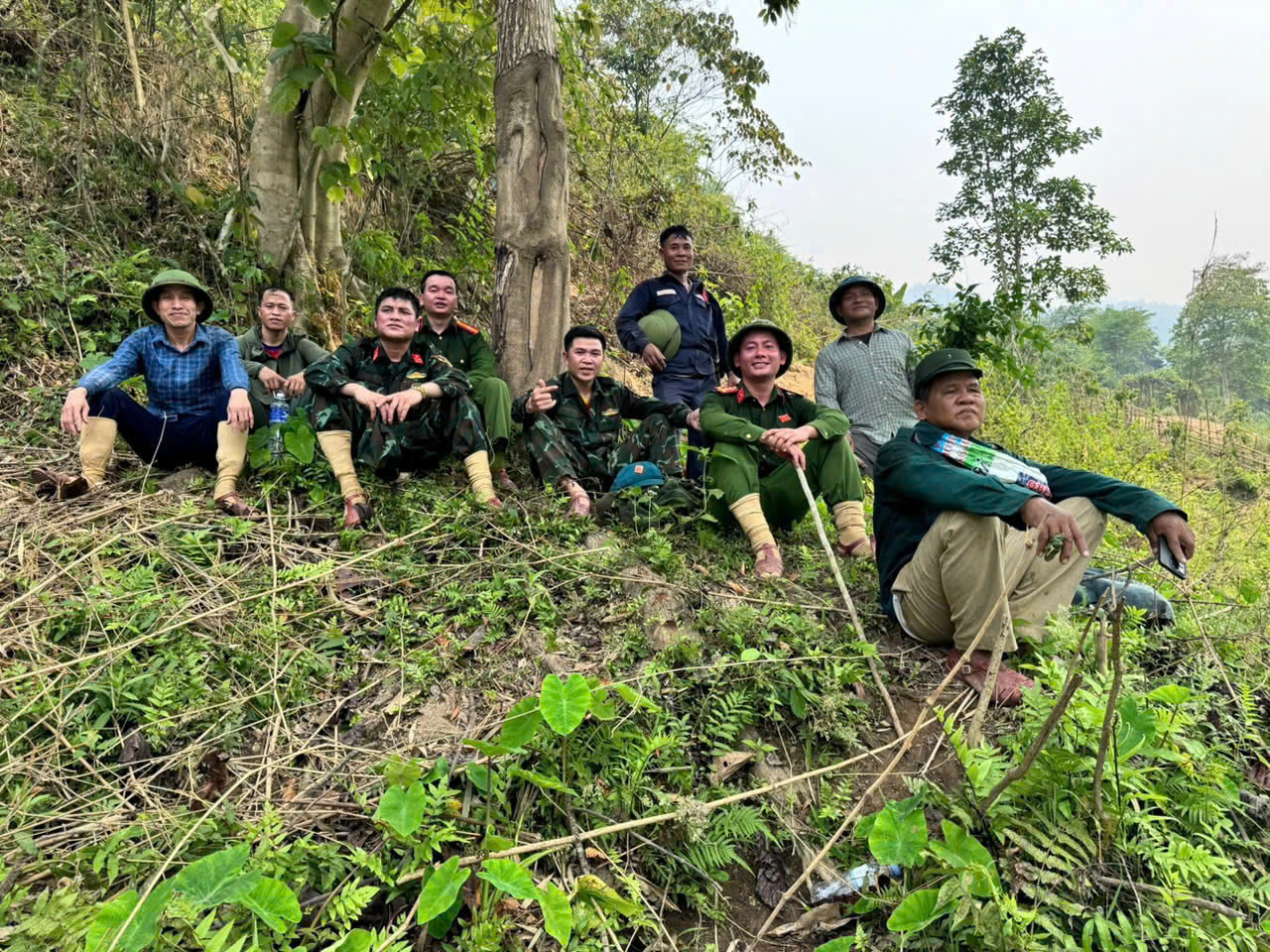 Công an xã Lượng Minh tham gia khảo sát mở tuyến đường liên bản và kiểm tra PCCC rừng