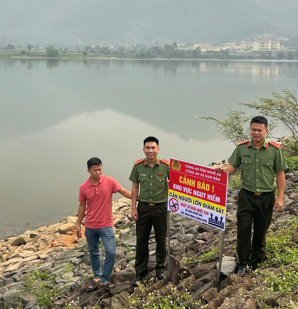 Công an xã Nam Đàn lắp biển cảnh báo phòng chống tai nạn đuối nước