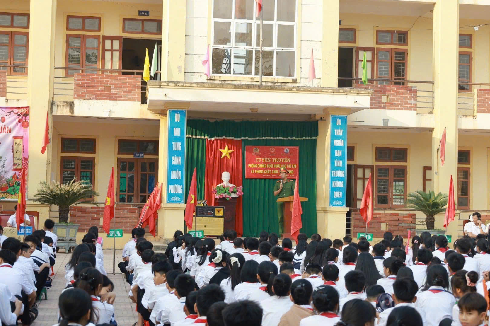 Công an xã Nam Đàn tuyên truyền phòng chống đuối nước, phòng cháy chữa cháy rừng tại trường học