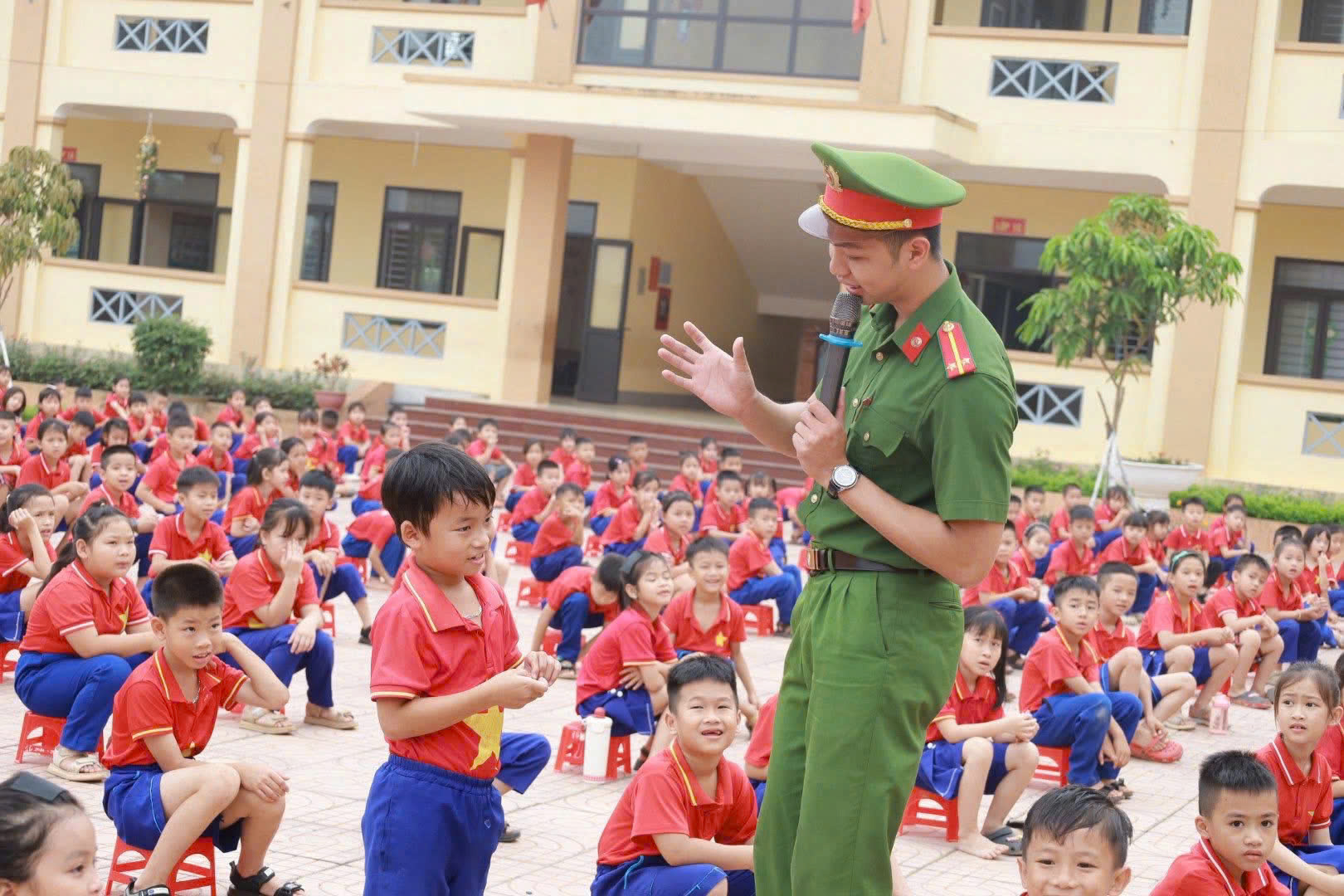 Công an xã Nam Đàn tuyên truyền, phổ biến pháp luật cho học sinh