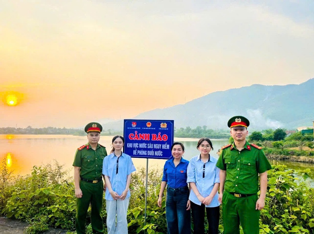 Công an xã Đại Huệ cắm biển cảnh báo phòng, chống tai nạn đuối nước