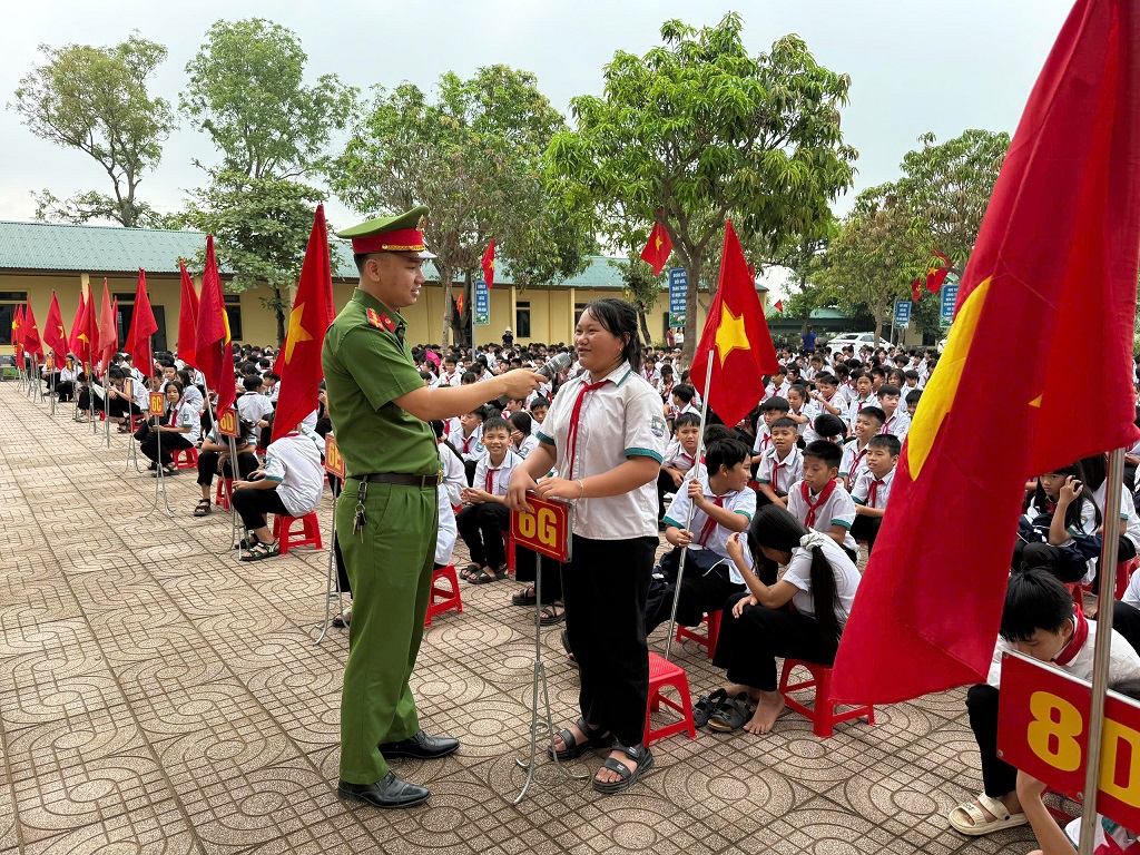 Công an xã Đại Huệ tuyên truyền phòng, chống đuối nước cho học sinh