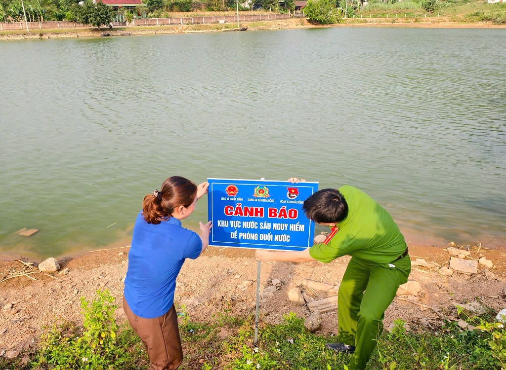 Công an xã Nghĩa Đồng phối hợp tổ chức cắm biển cảnh báo phòng chống tai nạn đuối nước