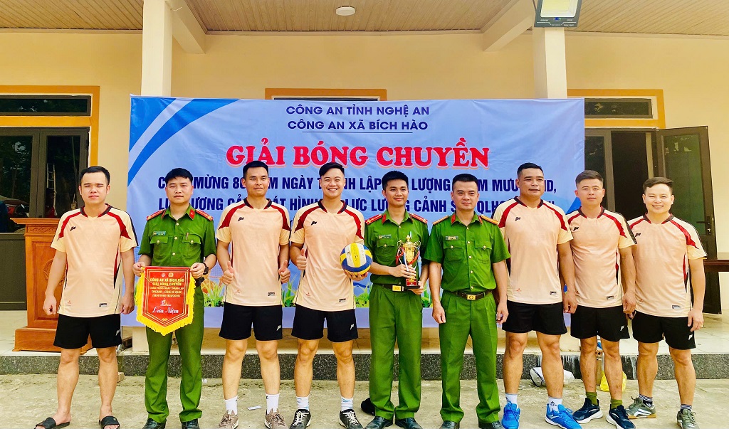 Chi đoàn Công an xã Bích Hào tổ chức giải bóng chuyền chào mừng kỷ niệm 80 năm Ngày thành lập các lực lượng