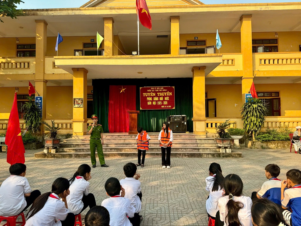 Công an xã Thiên Nhẫn tuyên truyền phòng chống đuối nước cho học sinh