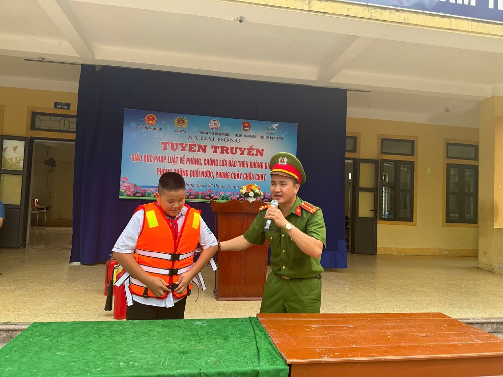 Công an xã Đại Đồng phối hợp tuyên truyền, phổ biến pháp luật tại Trường THCS Đồng Trường