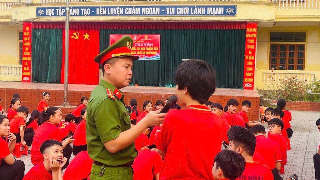 Công an xã Hoa Quân phối hợp tuyên truyền phổ biến pháp luật tại Trường THCS Thanh An