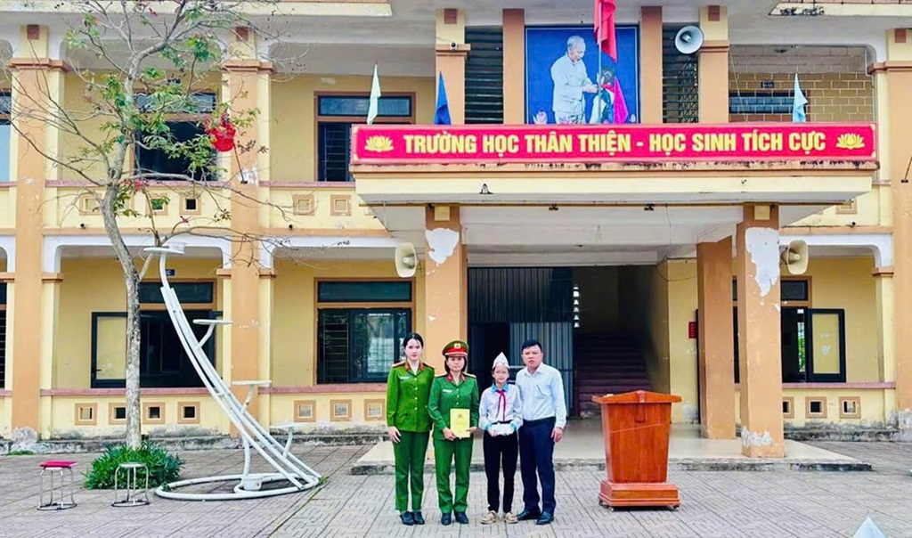 Công an xã Thần Lĩnh trao quà tặng em Trần Thị Kim Chi