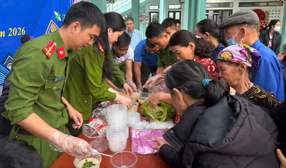 Công an xã Thần Lĩnh tổ chức chương trình “Bát cháo nhân ái”