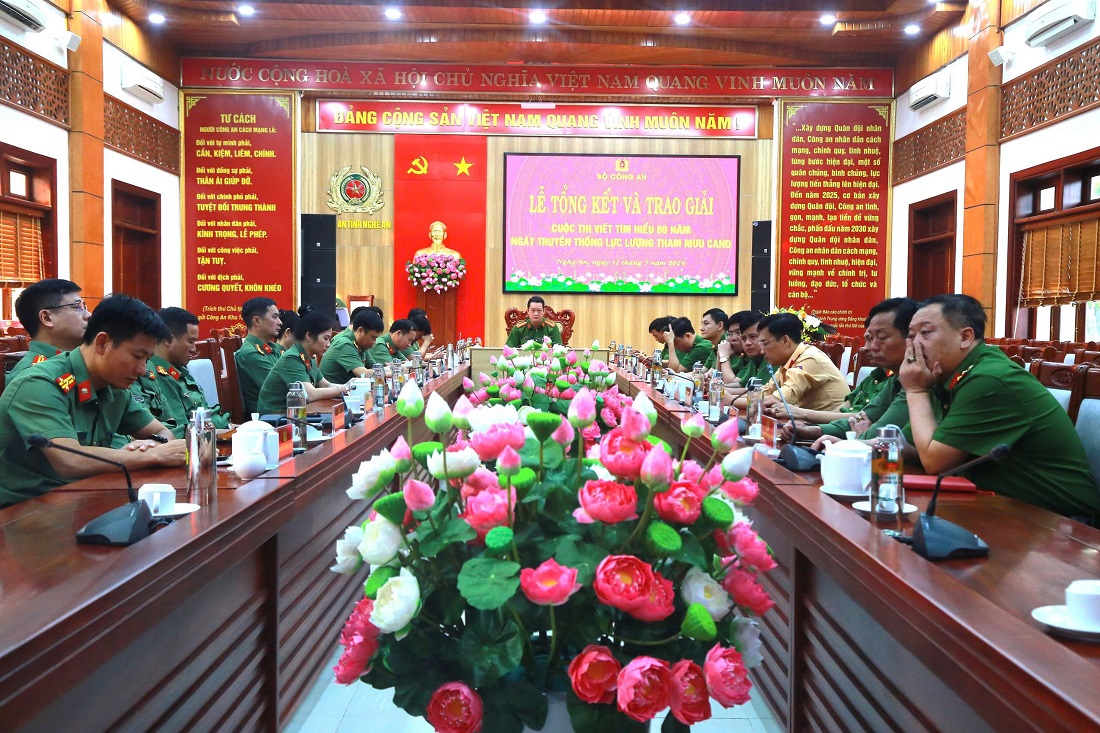 Đồng chí Đại tá Nguyễn Đức Cường, Ủy viên Ban Thường vụ Đảng ủy, Phó Giám đốc Công an tỉnh chủ trì buổi lễ tại điểm cầu Công an Nghệ An