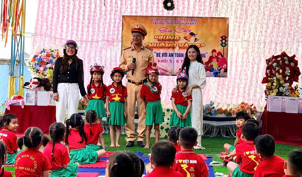 Công an xã Văn Kiều tổ chức chương trình ''Rung chuông vàng'' với chủ đề 