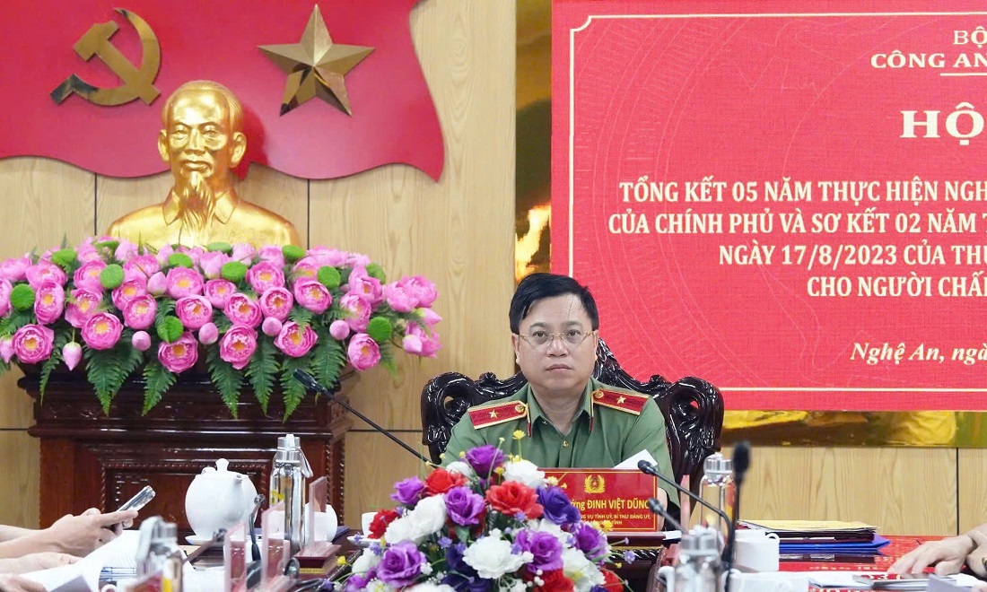 Đồng chí Thiếu tướng Đinh Việt Dũng, Ủy viên Ban Thường vụ Tỉnh ủy, Bí thư Đảng ủy, Giám đốc Công an tỉnh chủ trì Hội nghị tại điểm cầu Công an tỉnh Nghệ An