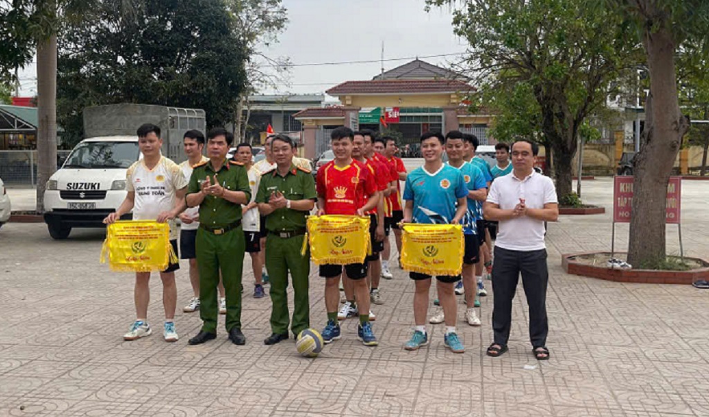 Ban Tổ chức tặng cờ lưu niệm đơn vị tham gia