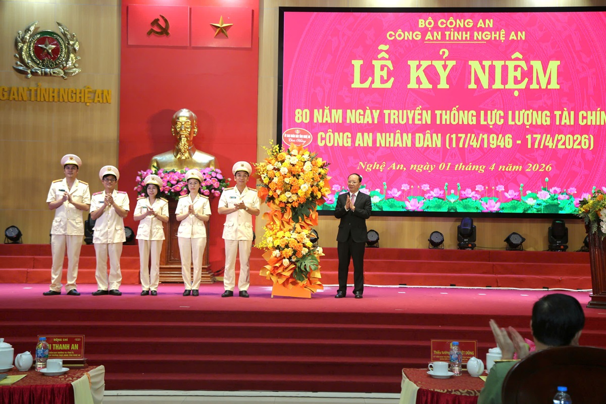 Lãnh đạo UBND tỉnh tặng hoa chúc mừng lực lượng Tài chính Công an Nghệ An